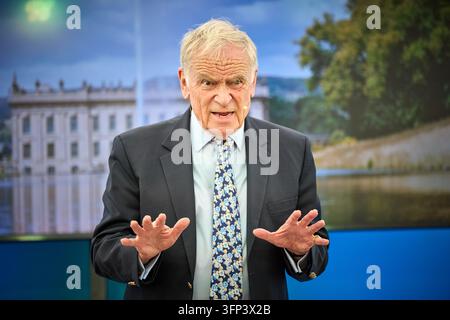 Jeffrey Archer al Queen’s Reading Festival durante l’autografo dei suoi libri Foto Stock