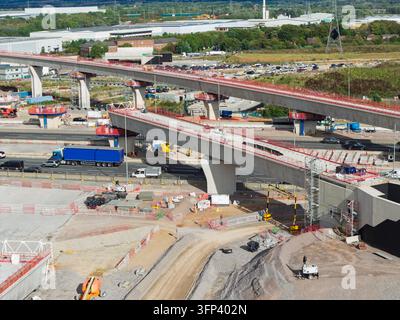 Vista aerea del cantiere della ferrovia ad alta velocità con viadotti in cemento, macchinari pesanti e infrastrutture stradali, Regno Unito. Foto Stock