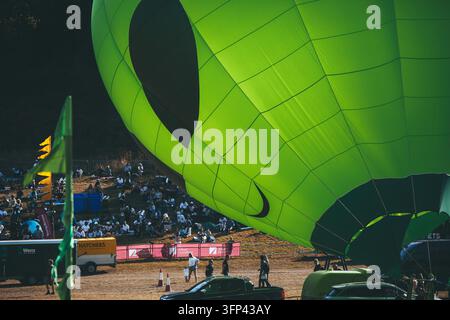 Bristol International Balloon Fiesta, Bristol, 7 agosto 2026, Regno Unito – Vista ravvicinata di un pallone ad aria calda di forma speciale alieno verde vivace i Foto Stock