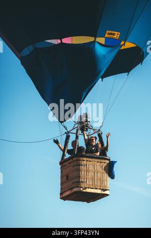 Bristol Balloon Fiesta, 7 agosto 2026, Regno Unito – Passeggeri felici e pilota che salutano dal cestino di un pallone aerostatico durante un volo estivo Foto Stock