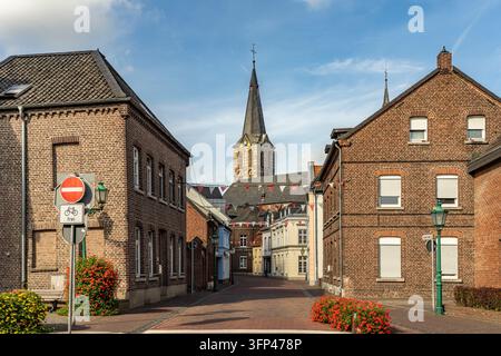 Centro città e chiesa parrocchiale di San Pietro e Paolo a Straelen, Renania Settentrionale-Vestfalia, Germania, Europa  |   Centro città e chiesa di San Pietro e Paolo a Foto Stock