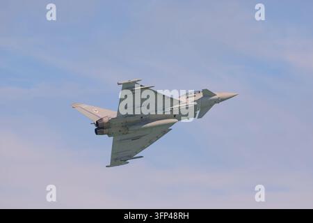 Un caccia RAF Eurofighter Typhoon FGR4 si muove bruscamente durante una dimostrazione di volo ad alta prestazione in uno spettacolo aereo. Foto Stock