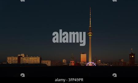Ampia veduta notturna panoramica dello skyline della città di Berlino con la torre televisiva (Fernsehturm) illuminata e gli edifici storici. Foto Stock