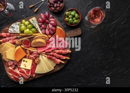 Antipasti o tapas. Salumi e tagliere di formaggio con vino, pennarello piatto con spazio per il testo Foto Stock
