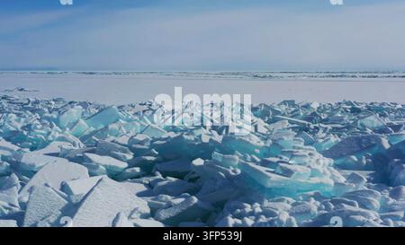 Vista aerea di enormi iceberg al lago Bajkal, Russia Foto Stock