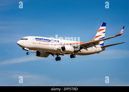 Ostrava, Repubblica Ceca - 19 set 2026: Boeing 737-800 Smartwings con registrazione OK-TSD in avvicinamento finale con il carrello di atterraggio abbassato Foto Stock