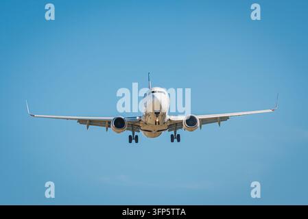 Ostrava, Repubblica Ceca - 19 set 2026: Aereo di linea Boeing 737 visto di fronte in fase di avvicinamento finale con i fari di atterraggio accesi e il carrello abbassato Foto Stock