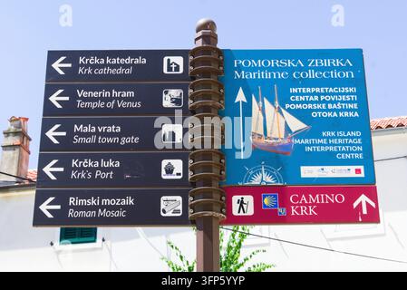 Primo piano di un cartello autoportante nella vecchia città di Krk, Croazia, che mostra attrazioni locali Foto Stock