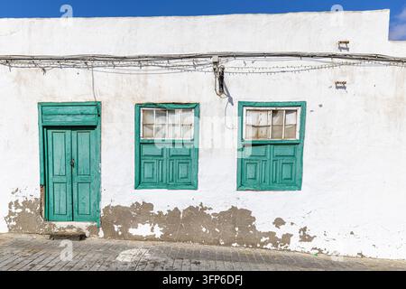 Facciata di casa bianca con vernice scolorita Lanzarote Teguise Foto Stock