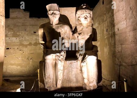 Statue di un altro Egitto. Con i monumenti templari Megalithe Foto Stock