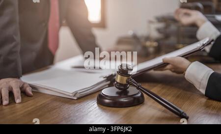Avvocato di giustizia che sta considerando un documento legale in tribunale Foto Stock