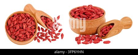 Bacche di goji essiccate in una ciotola di legno e misurino isolato su fondo bianco. Vista dall'alto. Giacitura piatta. Foto Stock