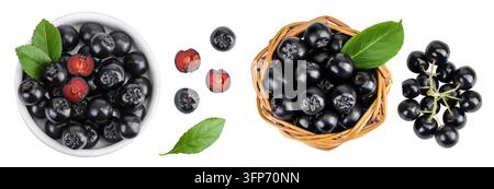 Chokeberry con foglia in un cesto di vimini e una ciotola di ceramica isolati su sfondo bianco. Aronia nera. Vista dall’alto. Flat lay Foto Stock