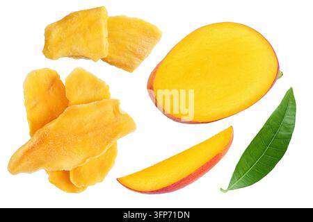 mango essiccato e fresco isolato su sfondo bianco. Vista dall'alto. Composizione piatta Foto Stock