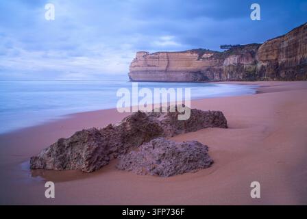 Atmosfera mattutina sulla Great Ocean Road ai Gibson Steps vicino ai Twelve Apostles. Luce mattutina blu e soffusa sulla spiaggia della Great Ocean Road in A Foto Stock