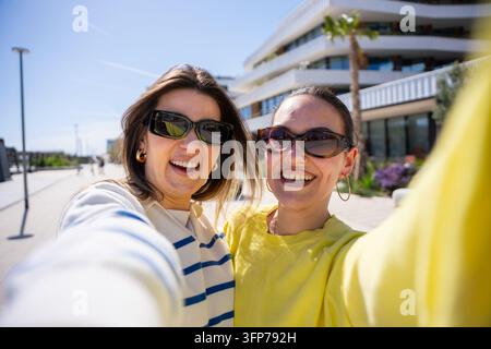 Tre giovani donne sorridenti che si scattano un selfie in vacanza Foto Stock