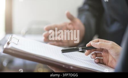 Avvocato di giustizia che sta considerando un documento legale in tribunale Foto Stock