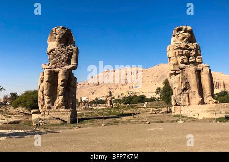Statue di un altro Egitto. Con i monumenti templari Megalithe Foto Stock