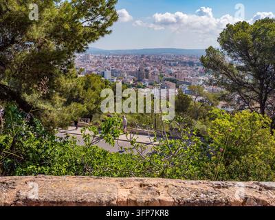 Splendida vista panoramica elevata sulla città di Palma di Maiorca dai terreni storici del castello di Bellver, che mostra l'architettura urbana mediterranea Foto Stock