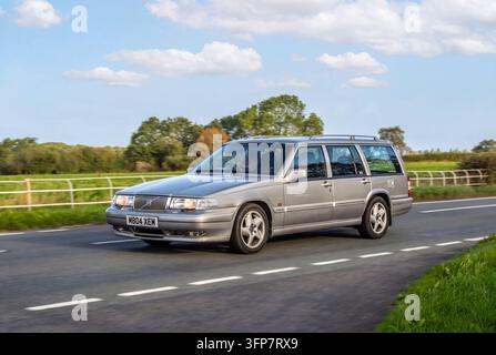 1995 anni '90 Novanta Blue Volvo 960 24V Station Wagon Benzina 2473 cc; evento di riunioni automobilistiche Cholmondeley Castle Classics, Regno Unito Foto Stock