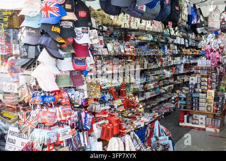 Stand di souvenir a Londra al mercato di Portobello Road. Londra, Regno Unito, 24 maggio 2023 Foto Stock