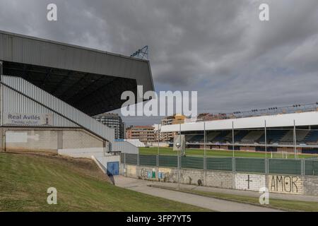 Vista esterna dello stadio di calcio Roman Suarez Puerta ad Avilés, Asturie, casa del club Real Avilés, sotto un cielo nuvoloso nel nord della Spagna. Foto Stock