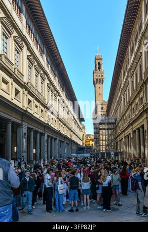 Via pedonale affollata tra le ali della Galleria degli Uffizi che incorniciano la torre Arnolfo di Palazzo Vecchio, Firenze, Toscana, Italia Foto Stock