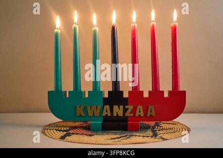 Kinara di Kwanzaa con sette candele mishumaa saba accese per la celebrazione culturale Foto Stock
