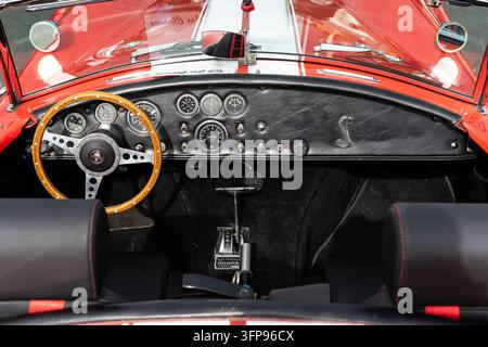 LAUSITZRING, GERMANIA – 19 SETTEMBRE 2026: Volante e cruscotto della replica della vettura sportiva Everett-Morrison Cobra 427, 1989. DEKRA Klassik Tage (DE Foto Stock