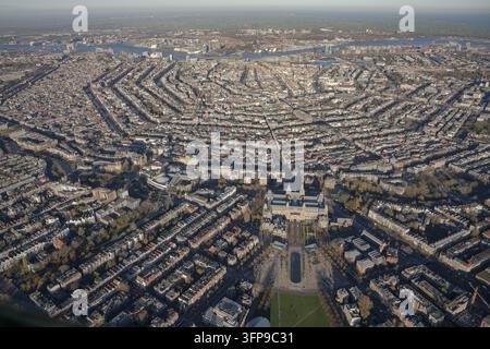 Vista aerea del Rijksmuseum e dell'anello storico dei canali ad Amsterdam, Olanda Settentrionale, Paesi Bassi. Foto Stock