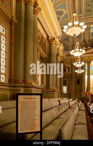 Filadelfia, Stati Uniti - 29 agosto 2026: Prospettiva verticale della Sala Corinzia nel Tempio Massonico di Filadelfia. Colonne scanalate con dorature Foto Stock