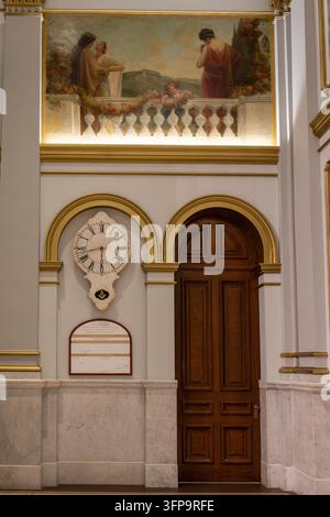 Filadelfia, Stati Uniti - 29 agosto 2026: Composizione verticale di porta in legno intagliata, orologio da parete classico con Squadro e Bussola e balcone Foto Stock