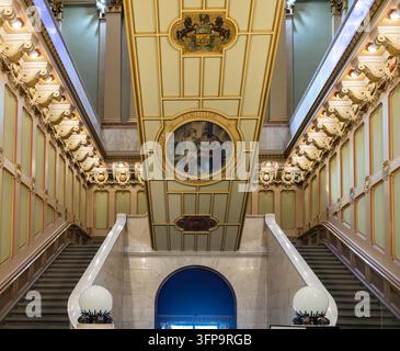 Filadelfia, Stati Uniti - 29 agosto 2026: ripresa simmetrica ad angolazione bassa delle ampie scale in marmo che si innalzano attorno a un'apertura monumentale del soffitto Foto Stock