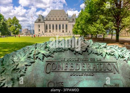 Ottawa, Ontario, Canada. 30 luglio 2026. Placca in bronzo di Confederation Boulevard con l'edificio della Corte Suprema del Canada sullo sfondo. Foto Stock