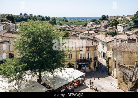 Saint Emilion, Francia – 11 luglio 2026: Vedute elevate sull’historico Saint Emilion con edifici in pietra calcarea, tetti rivestiti di tegole e architettura medievale Foto Stock