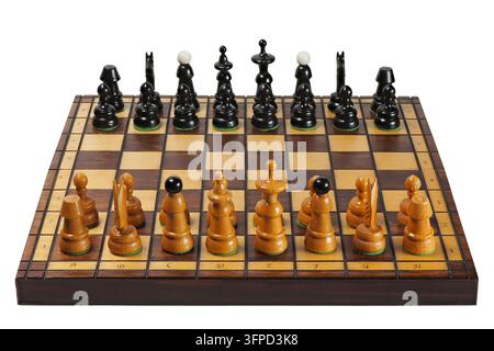 Scacchiera e pezzi da gioco isolati su sfondo bianco Foto Stock