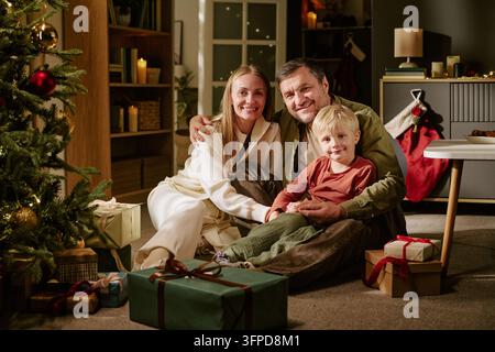 Ritratto di una famiglia felice che celebra il Natale a casa Foto Stock