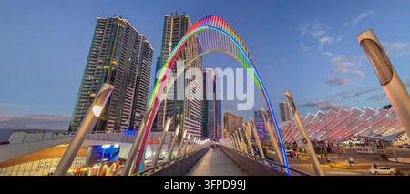 Batumi, Georgia – 4 ottobre 2026: Arco del Mar Nero al tramonto con skyline della città Foto Stock