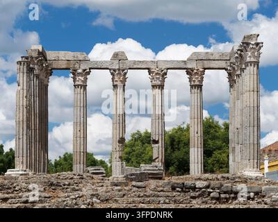 Capitelli corinzi e colonne di granito del tempio romano di Diana a Évora, Portogallo Foto Stock