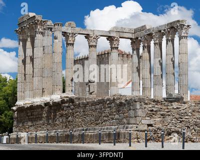 Capitelli corinzi e colonne di granito del tempio romano di Diana a Évora, Portogallo Foto Stock