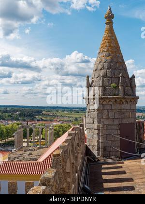 Spire della Cattedrale di Évora che si affaccia sul Tempio Romano e sul paesaggio dell'Alentejo, Évora, Portogallo Foto Stock