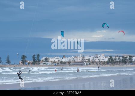 Marocco, la spiaggia di Essaouira sull'Oceano Atlantico con kitesurfer; la città di Essaouira sullo sfondo Foto Stock
