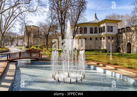 Fontane nel parco Gülhane e le mura del palazzo di Topkapi a Istanbul, Turchia Foto Stock