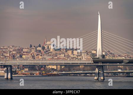 Il ponte Metro sul Corno d'Oro a Istanbul, Turchia Foto Stock