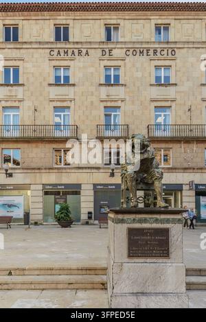 Monumento in bronzo dedicato al pittore Juan Carreño de Miranda davanti all'edificio della Cámara de Comercio ad Avilés, Asturie, Spagna. Foto Stock