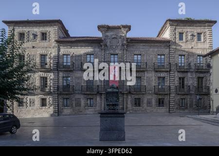 Architettura barocca storica del Palazzo di Camposagrado ad Avilés, Asturie, Spagna, con una facciata in pietra e una statua centrale nella piazza. Foto Stock