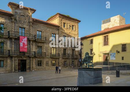 Lo storico Palacio de Camposagrado che ospita la Scuola Superiore d'Arte ad Avilés, Asturie, Spagna, con una scultura in una piazza pubblica soleggiata. Foto Stock