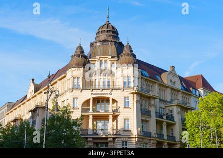 Berlino, Germania – 27 agosto 2026: Vista ravvicinata della magnifica cupola ornata e della facciata classica di un edificio storico a Berlino, Germania. Elegan Foto Stock