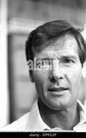 Sir Roger Moore, 1927-2017 durante le riprese del film Il uomo con la pistola d'oro ai Pinewood Studios. Roger Moore è noto per il suo ruolo di agente James Bond, interpretato nel personaggio in sette film. 1974. Foto Stock