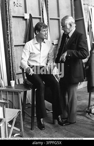 Sir Roger Moore, 1927-2017 durante le riprese del film Il uomo con la pistola d'oro ai Pinewood Studios. Roger Moore è noto per il suo ruolo di agente James Bond, interpretato nel personaggio in sette film. 1974. Foto Stock